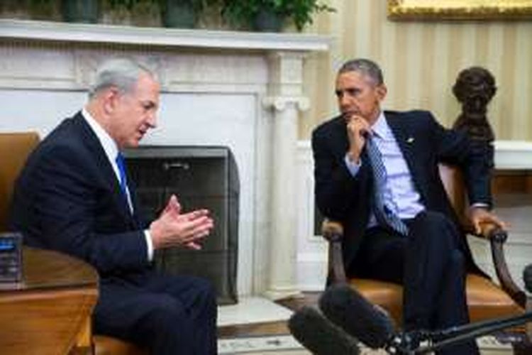 Presiden AS Barack Obama (kanan) dan Perdana Menteri Israel Benjamin Netanyahu (kiri) sedang berbincang di Gedung Bundar, tahun 2015. AS menegaskan komitmen besarnya untuk membantu meningkatkan keamanan Israel. Dalam kesepakatan terbaru, AS akan memberi bantuan pada Israel senilai 38 miliar dollar AS (Rp 500 triliun) dalam 10 tahun ke depan. 