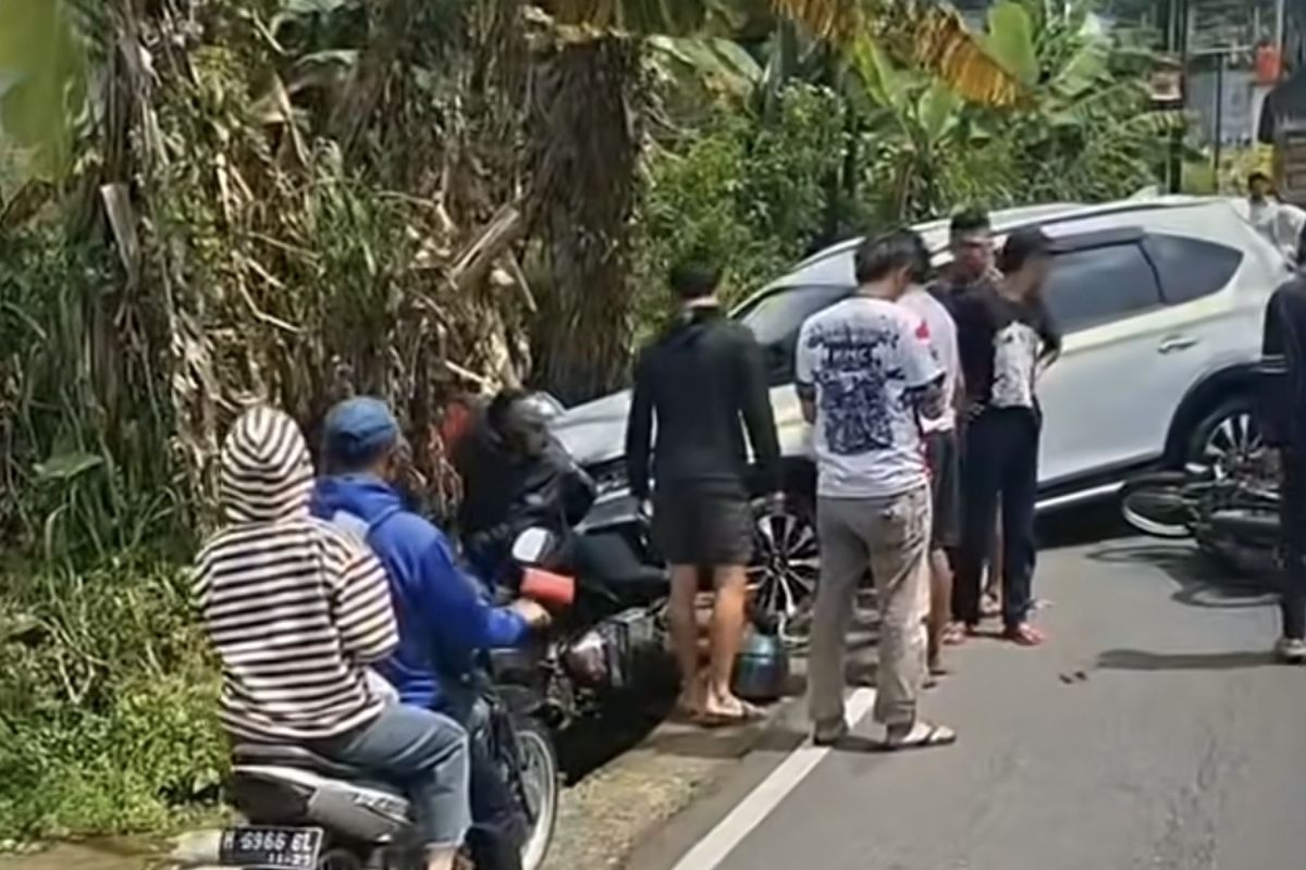 Kecelakaan lalu lintas beruntun yang melibatkan enam kendaraan terjadi di Jalan Wonosobo–Parakan, tepatnya di depan Rumah Makan Gayatri, Dusun Kalikuto, Desa Candimulyo, Kecamatan Kertek, Kabupaten Wonosobo, pada Sabtu (17/1/2026) sekitar pukul 10.30 WIB. 