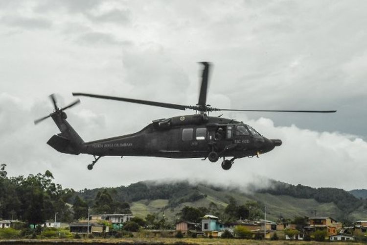 Helikopter Black Hawk dari Angkatan Udara Kolombia terlihat saat lepas landas untuk mengangkut vaksin Sinovac melawan Covid-19 ke daerah pedesaan di Antioquia, Kolombia, pada 10 Maret 2021. 