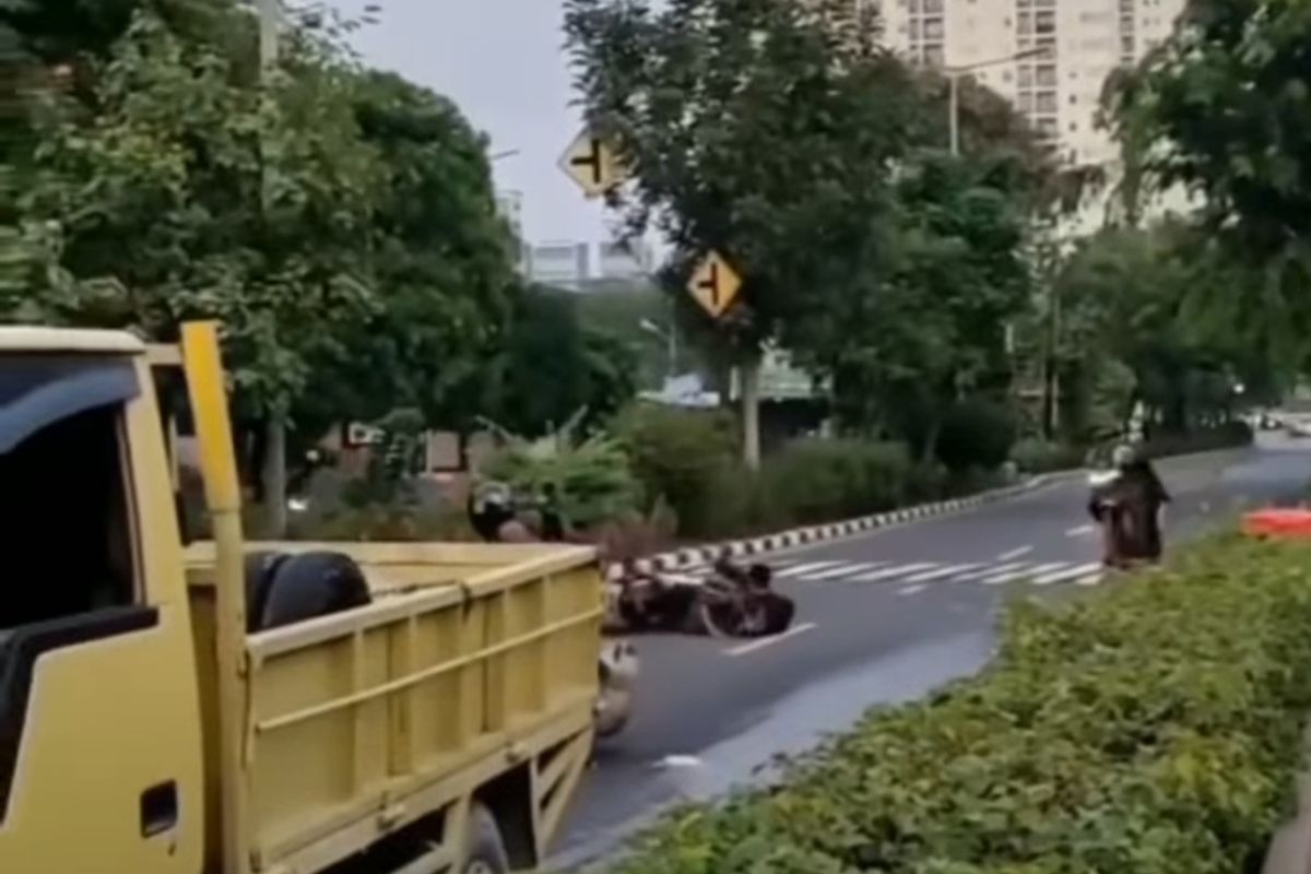 Sebuah video menunjukkan beberapa pemotor terjatuh akibat polisi tidur di Jalan Danau Sunter Selatan, Sunter Agung, Tanjung Priok, Jakarta Utara.