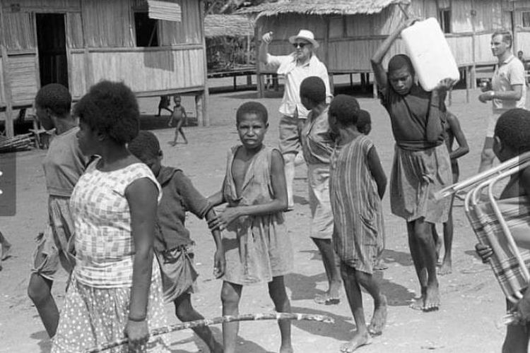 Anak-anak putri, saat berada di Kota Tua Kokonao, Kabupaten Mimika, Papua pada tahun 1962.
