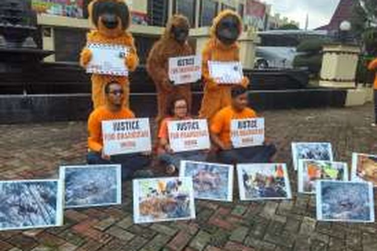 Aksi mendesak Kapolri segera menetapkan tersangka pembakaran hutan yang sebabkan matinya orangutan, Jumat (4/3/2016).