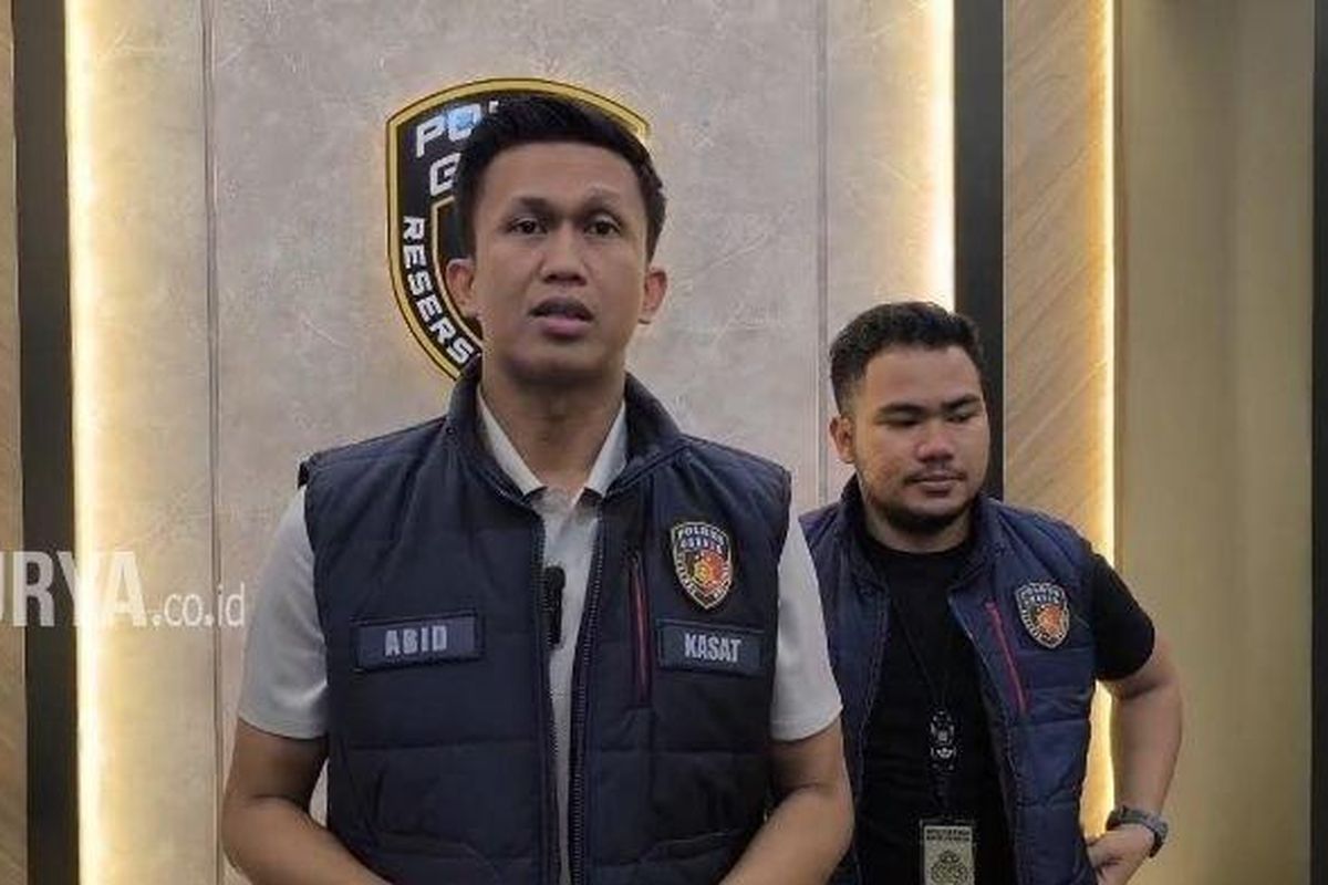 Kasatreskrim Polres Gresik AKP Abid Uais Al-Qarni Aziz didampingi Kanit Resmob Satreskrim Polres Gresik Ipda Andi Arsyaf di Mapolres Gresik, Sabtu (24/5/2025). Polres Gresik menangkap admin grup Facebook Cinta Sedarah di Bali. 