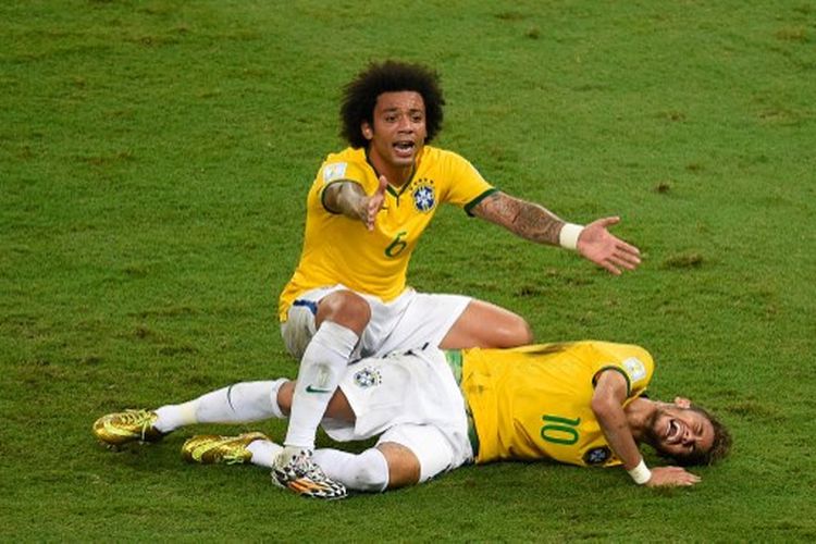 Marcelo (atas) meminta tim medis segera masuk ke lapangan setelah melihat Neymar Jr terkapar menderita cedera dan mengerang kesakitan pada laga perempat final Piala Dunia 2014 yang mempertemukan timnas Brasil vs Kolombia, 14 Juli 2014.