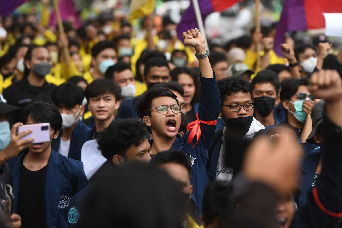 Sejumlah mahasiswa menggelar aksi unjuk rasa 21 April di kawasan Patung Kuda, Jakarta, Kamis (21/4/2022). Aksi tersebut diikuti oleh ratusan mahasiswa dari berbagai perguruan tinggi.