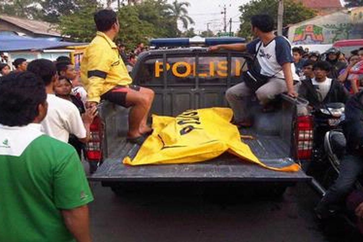 Abu (17) pelajar SMK Baskara, Kota Depok tewas saat tawuran dengan pelajar dari sekolah lain. Mayatnya dibawa petugas kepolisian dari Pancoran Mas, Kota Depok, Rabu (12/9).