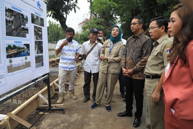 Penjabat (Pj) Gubernur DKI Jakarta Heru Budi Hartono meninjau progress pembangunan peningkatan kapasitas sungai di Pasar Baru, Jakarta Pusat. 