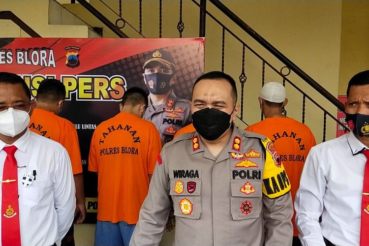 Kapolres Blora, AKBP Wiraga Dimas Tama ungkap kasus pembalakan liar dan penganiyaan mantri hutan di Mapolres Blora, Senin (15/2/2021)