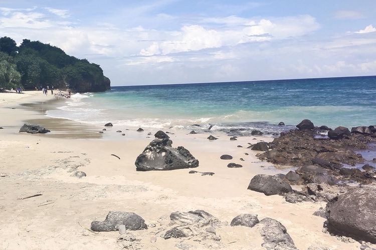 Pantai Liang Mbala, Kelurahan Kota Ndora, Kecamata.n Borong, Manggarai Timur, NTT rsmai dikunjungi wisatawan lokal saat hari liburan panjang, Kamis, (5/5/2022). (KOMPAS.com/MARKUS MAKUR)