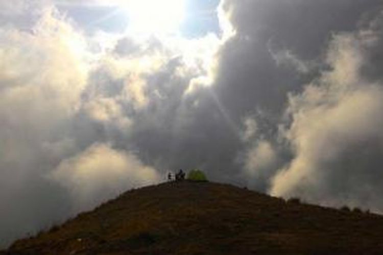 Foto pemadangan di puncak Bukit Pergasingan, di Desa Sembalun Lawang, Lombok Timur. Foto diambil dengan kamera smartphone