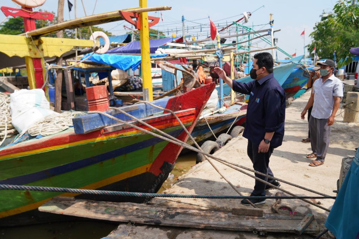 Menteri BUMN Erick Thohir saat berkunjung ke Kampung Nelayan di Blanakan, Subang, Jawa Barat, Sabtu (28/8/2021).