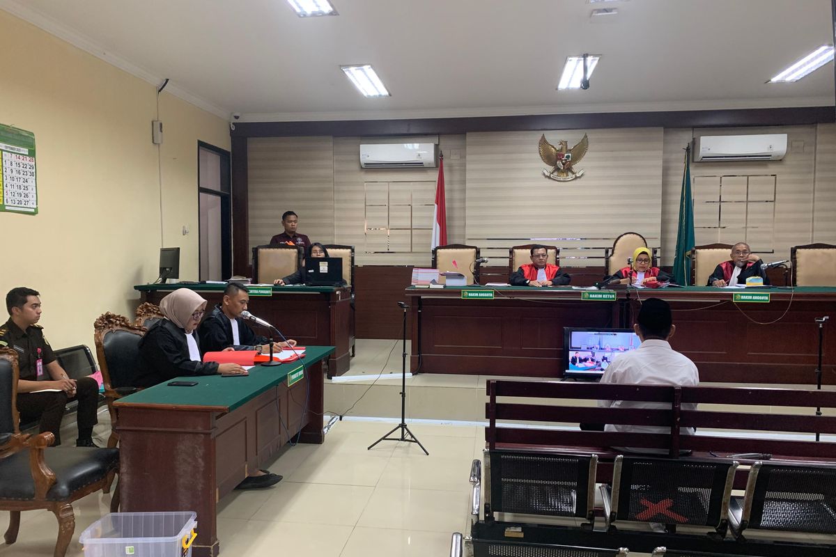 BACAKAN DAKWAAN--Jaksa penuntut umum Kejari Madiun membacakan dakwaan bagi terdakwa Winarto di Pengadilan Negeri Tipikor Surabaya, Selasa (9/9/2025).