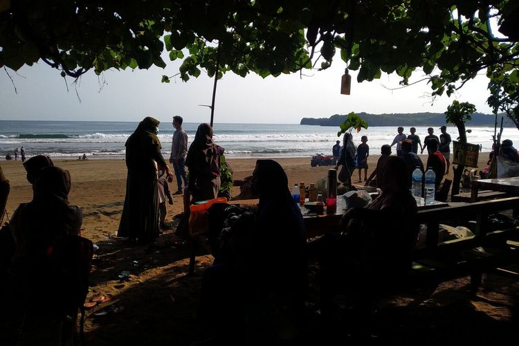 Kawasan wisata Pantai Serang di pesisir selatan Kabupaten Blitar menerima puncak kunjungan wisatawan pada hari terakhir libur lebaran, Minggu (23/5/2021)