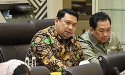 PMI Manufaktur Anjlok Diserbu Produk Impor, Komisi VII DPR: Perlu Perlindungan Pasar Domestik