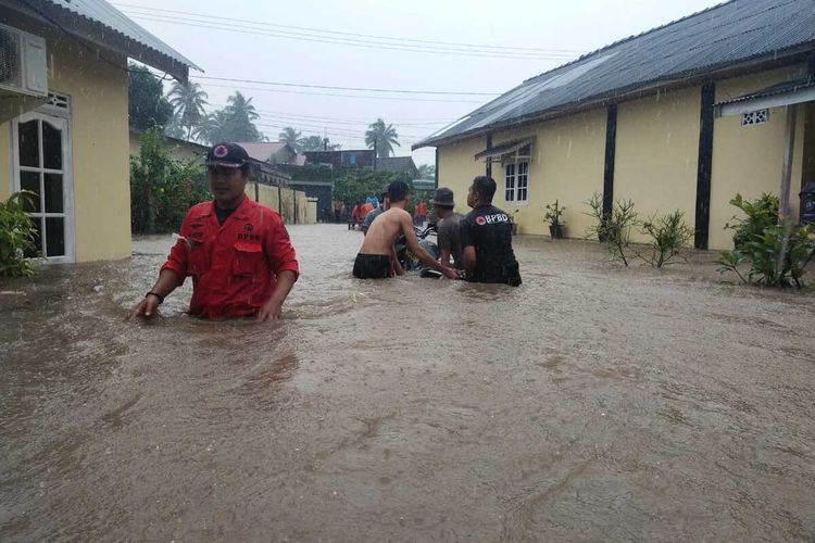 Banjir besar yang terjadi di Kabupaten Natuna, Kepulauan Riau (Kepri) yang disebabkan oleh curah hujan yang tinggi mengakibatkan 998 rumah terendam dan satu rumah ambruk. Bahkan total kerugian saat ini telah mencapai Rp2,5 miliar dari total seluruhnya.