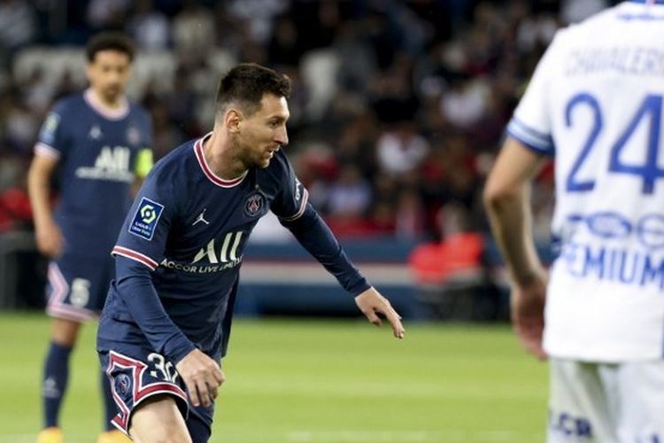 Lionel Messi beraksi dalam laga PSG vs Troyes di Ligue 1 2021-2022 yang digelar di Stadion Parc des Princes, Paris, Perancis, pada 8 Mei 2022 atau 9 Mei 2022 dini hari WIB.