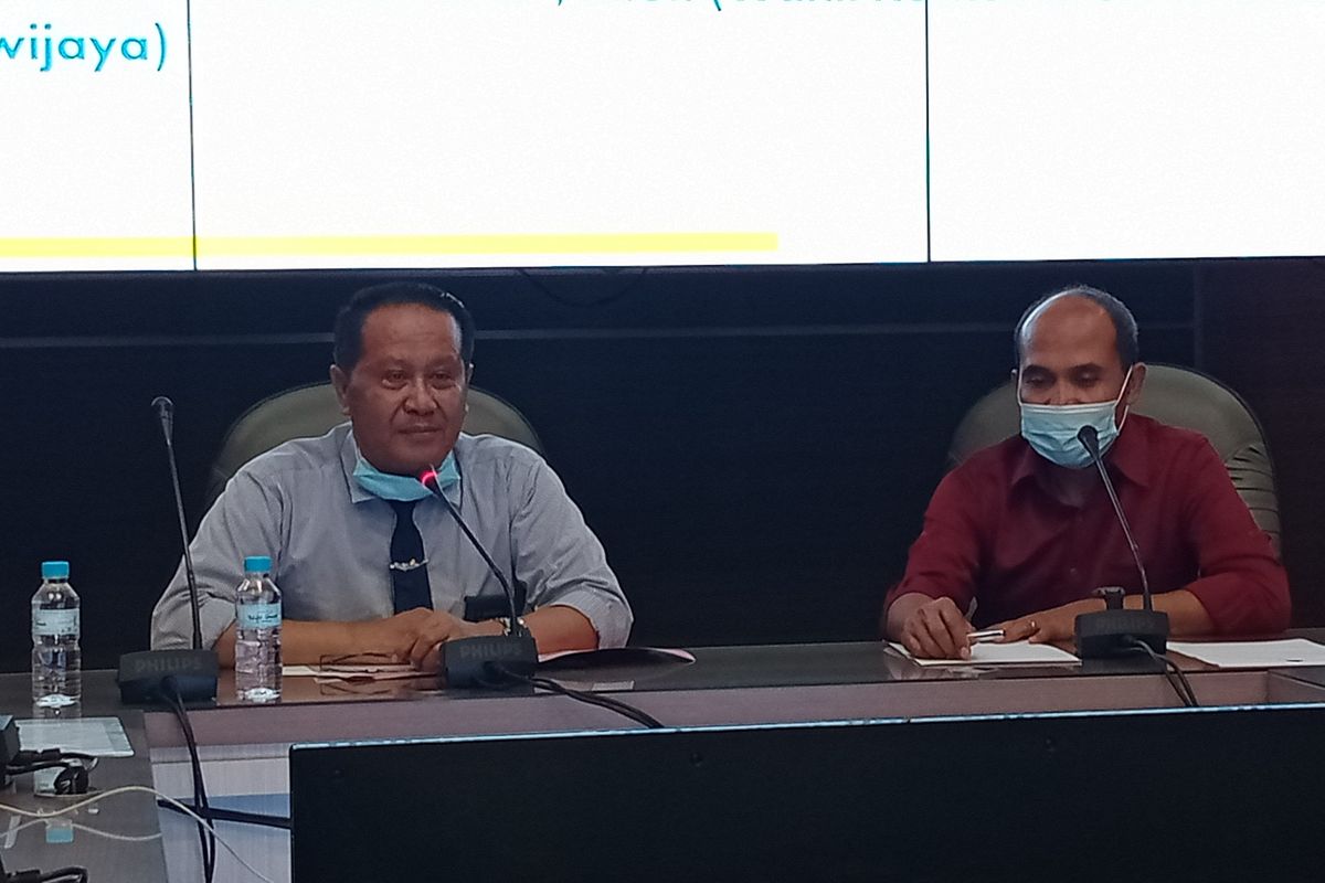 Wakil Rektor III Bidang Kemahasiswaan UB, Prof Abdul Hakim (kiri) saat memberikan keterangan tanggapan tentang penangkapan salah satu mahasiswa oleh Densus 88 Anti Teror kepada awak media pada Rabu (25/5/2022) di Gedung Rektorat Universitas Brawijaya. 