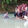 Jembatan Putus Diterjang Banjir, Warga Polman Bangun Rakit Bambu agar Anak Bisa Ikut Ujian Sekolah
