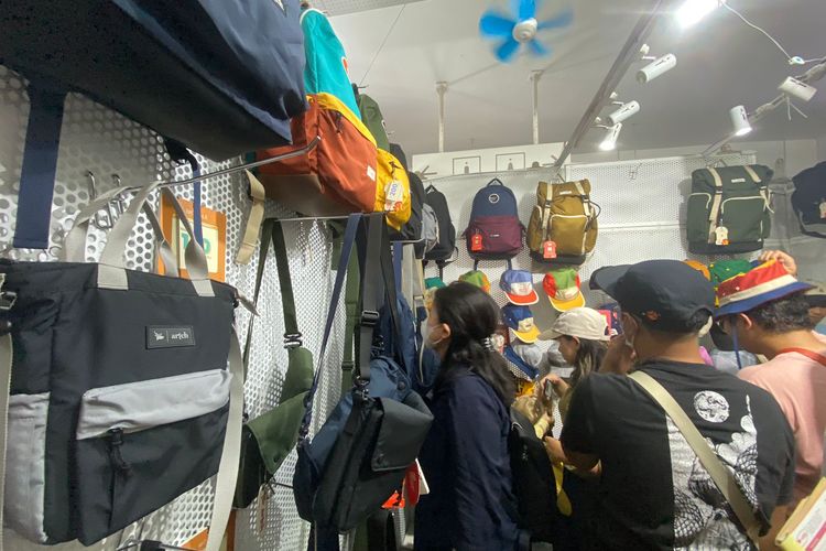 Pengunjung yang memburu tas dan topi di outlet Artch pada hari terakhir INDOFEST 2023, Minggu (4/6/2023). 