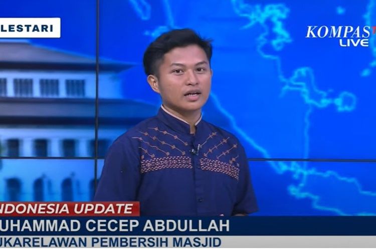 Viral di media sosial, video seorang pemuda sedang bersih-bersih toilet dan tempat wudu di masjid.  Pria itu benama Muhammad Cecep Abdullah, seorang penjual cilok di Sukabumi.
