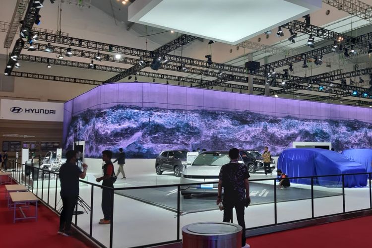 Tampilan dinding LED di booth Hyundai pada ajang GIIAS 2022