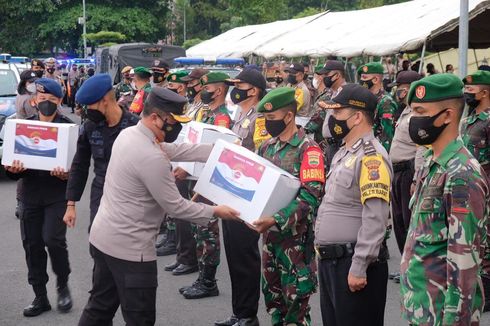 Salurkan Paket Bansos ke Warga, Kapolda Riau: Kita Semua dalam Masa Sulit, Mari Berjuang Bersama...