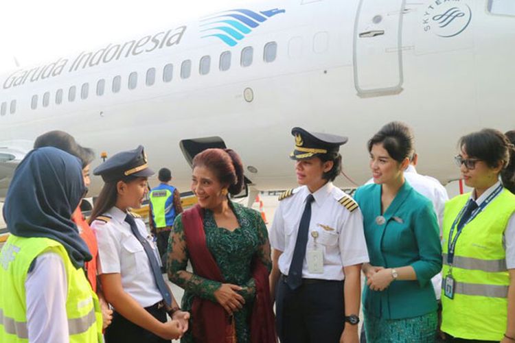 Menteri Kelautan dan Perikanan Susi Pudjiastuti bersama para staf perempuan Garuda Indonesia di Terminal 3 Bandara Soekarno Hatta, Sabtu (21/4/2018), mengenakan kebaya bebas dalam rangka Kartini Flight GA204 dari Jakarta ke Yogyakarta.