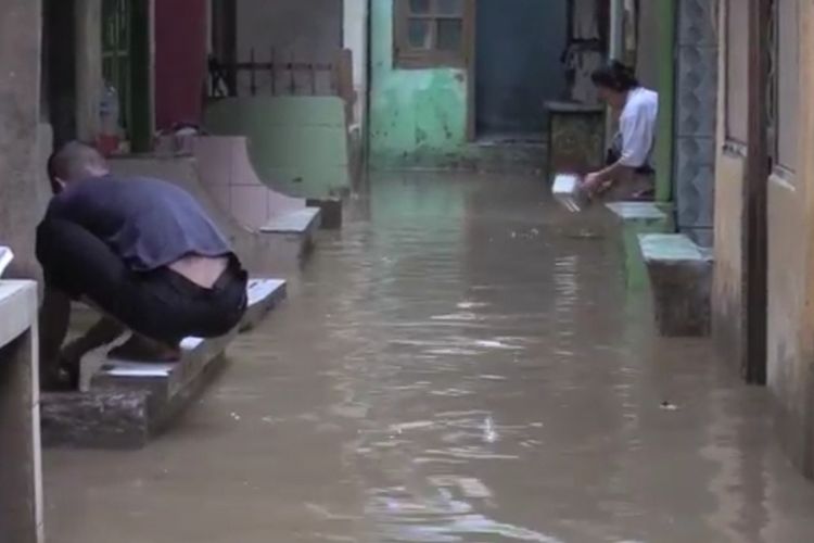 Banjir merendam kawasan RW 04, Kebon Pala, Jatinegara, Jakarta Timur, Jumat (10/1/2020).