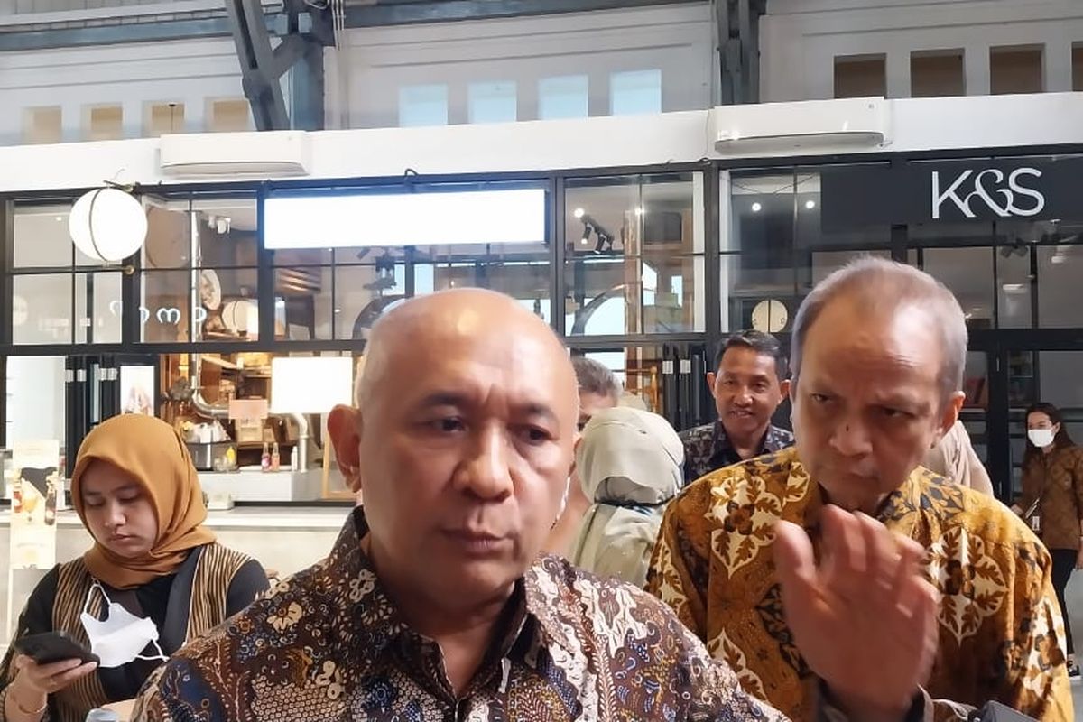 Menteri Koperasi dan UKM, Teten Masduki memberikan keterangan pers kepada awak media ketika menghadiri Penganugerahan KUR di Jakarta, Rabu (9/8/2023).