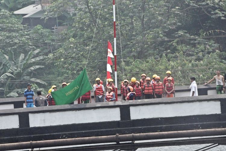 Gladiresik Pengibaran Bendera di Jembatan Panus, Depok, Jawa Barat.