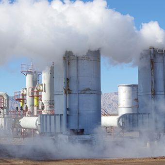 Ilustrasi fasilitas pengolahan energi panas bumi atau geotermal. 