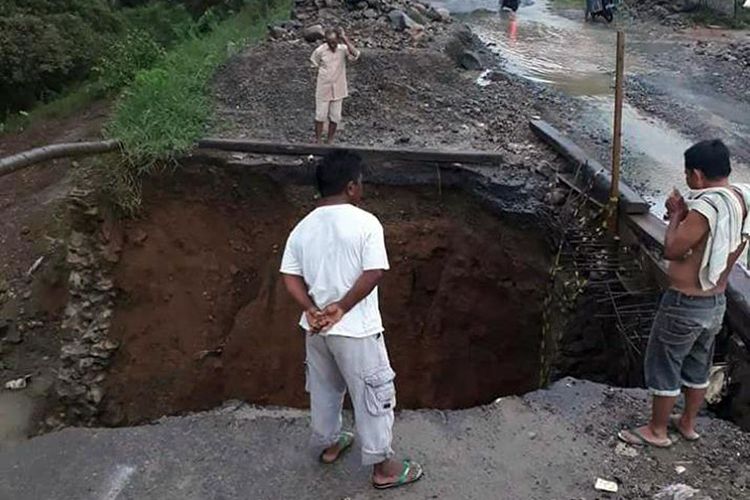 Kondisi jembatan ambruk di Desa Dambalo Kabupaten Gorontalo Utara.  Akibatnya lalu lintas di jalan Trans Sulawesi macet menunggu dibangunnya jembatan darurat.