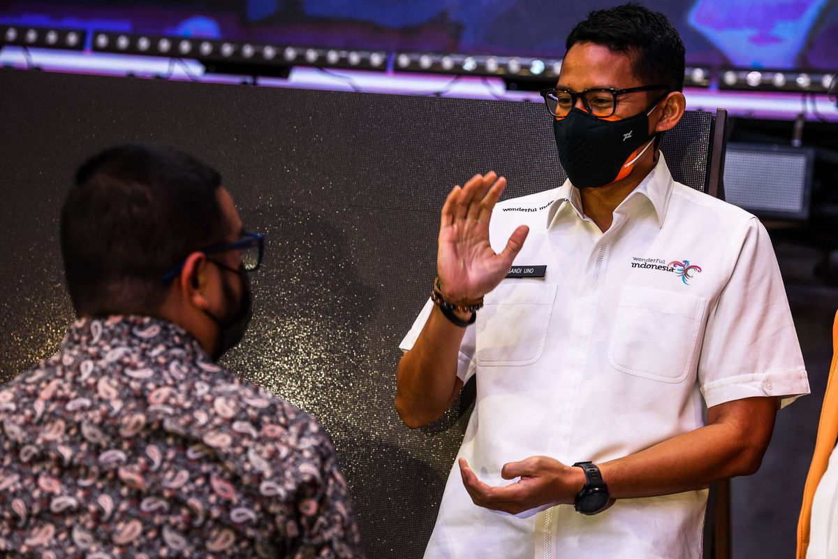 Menteri Pariwisata dan Ekonomi Kreatif, Sandiaga Uno meninjau pelaksanaan vaksin Covid-19 Sinovac di Holywings Gatot Subroto, Jakarta, Senin (2/8/2021). Akselerasi vaksinasi Covid-19 ini diharapkan dapat menekan laju penyebaran Covid-19. Sebelumnya, Jokowi menargetkan vaksinasi 1 juta per hari pada Juli dan 2 juta per hari pada Agustus.