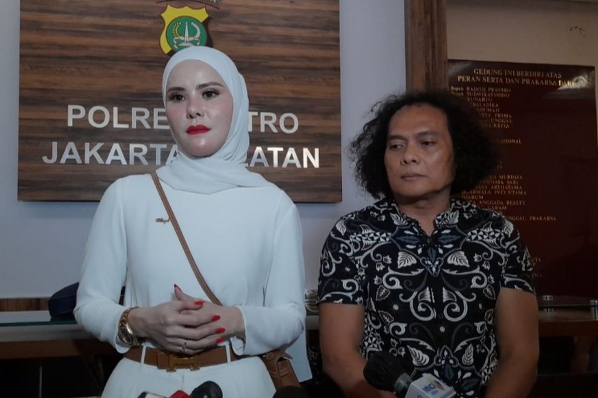 Artis Angle Lelga menjalani pemeriksaan perdana sebagai saksi terkait kasus dugaan penipuan dalam bisnis kripto. Ia menjalani pemeriksaan di Polres Metro Jakarta Selatan, Kamis (2/5/2022).