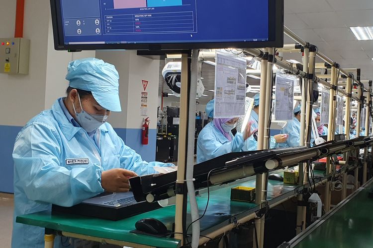 Proses produksi laptop Asus ExpertBook P1 di PT Sat Nusapersada, Batam.