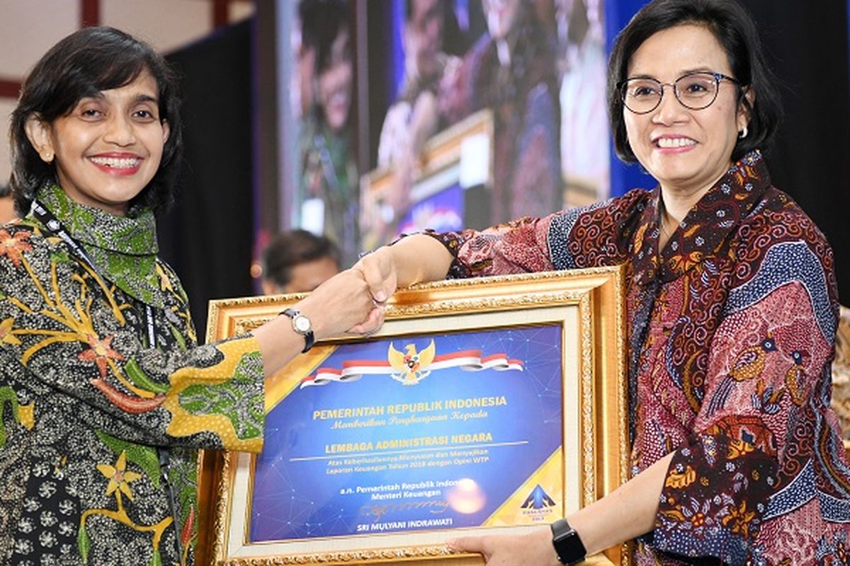 Pemberian sertifikat WTP diberikan langsung oleh Menteri Keuangan (Menkeu), Sri Mulyani Indrawati, kepada Sekretaris Utama (Sestama) LAN, Reni Suzana.