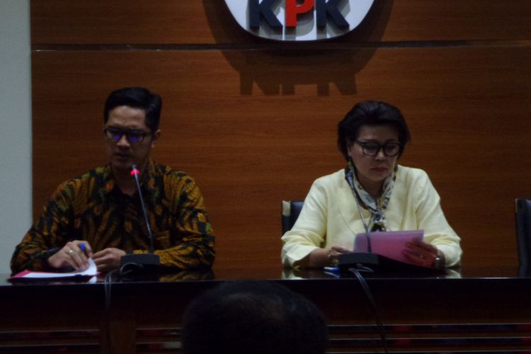 Wakil Ketua KPK Basaria Panjaitan dan jubir KPK Febri Diansyah dalam konferensi pers di gedung KPK, Jakarta, Rabu (21/3/2018).