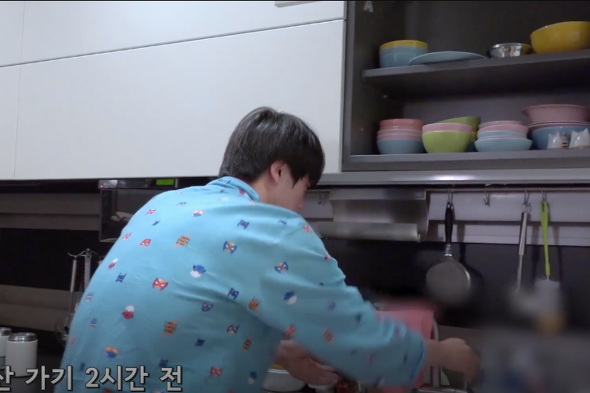 Jin BTS sedang memasak