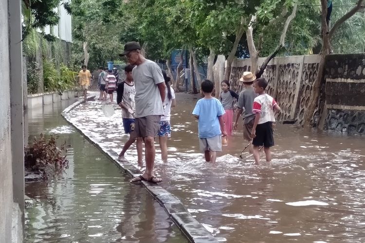 Warga kemang mancing lele pasca banjir di Jalan Kemang Timur V, Jakarta Selatan, Kamis (2/1/2020).