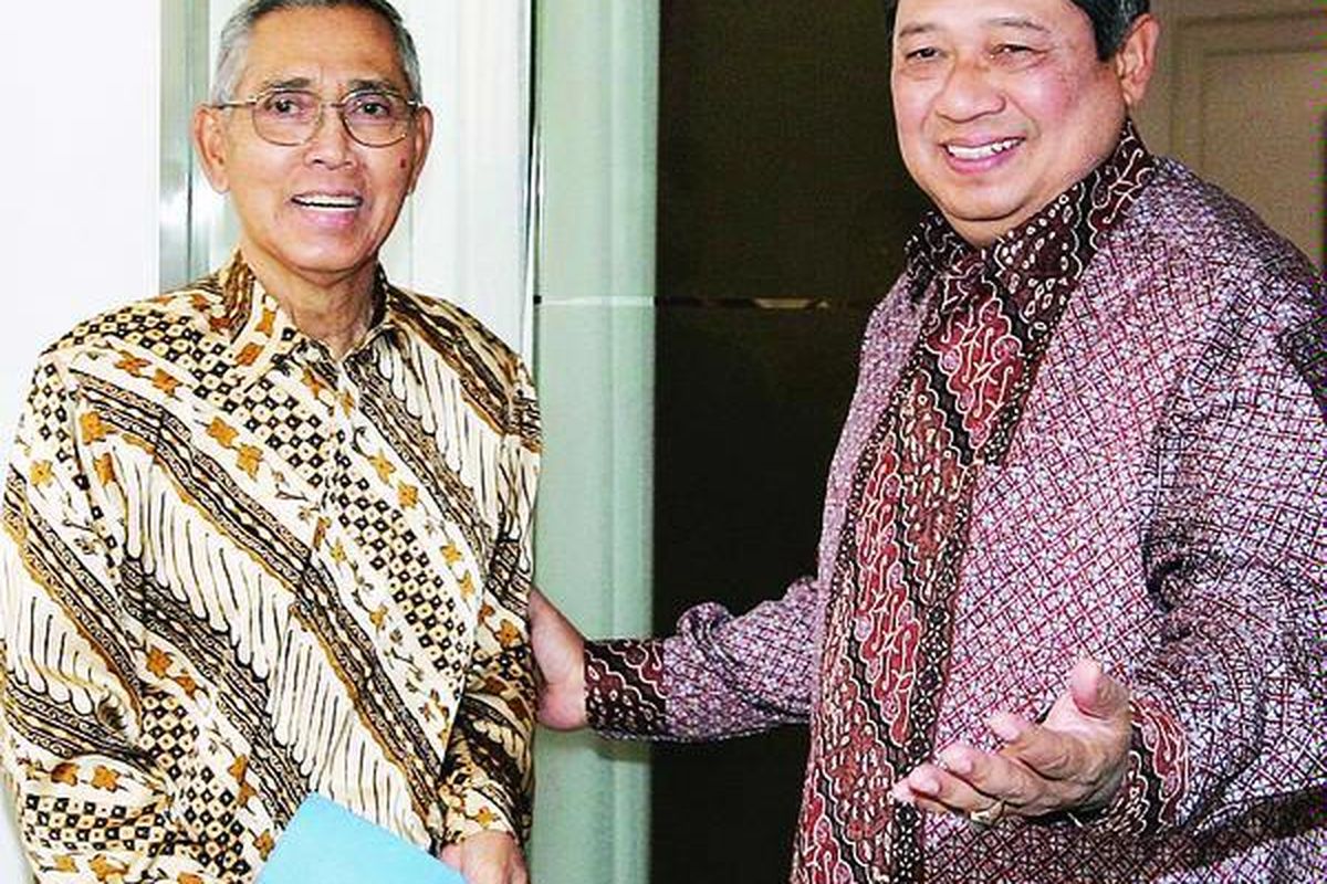 Presiden Susilo Bambang Yudhoyono menerima mantan Wakil Presiden Try Sutrisno yang juga Ketua Eminent Persons Group Indonesia di Kantor Presiden. Jakarta, Jumat (11/9). Kunjungan Try Sutrisno untuk membicarakan hubungan bilateral Indonesia-Malaysia yang sekarang dirasakan kurang harmonis.