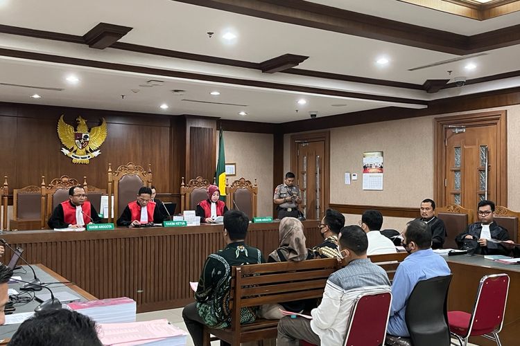 Enam Panitia Pemilihan Luar Negeri (PPLN)  menjalani sidang pembacaan surat dakwaan dugaaan tindak pidana pemilihan umum (pemilu) terkait penambahan data Daftar Pemilih Tetap (DPT) di Kuala Lumpur, Malaysia di Pengadilan Negeri (PN) Jakarta Pusat, Rabu (13/3/2024).