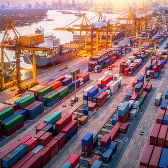 Ilustrasi ekspor, impor, dan ekonomi Indonesia; 