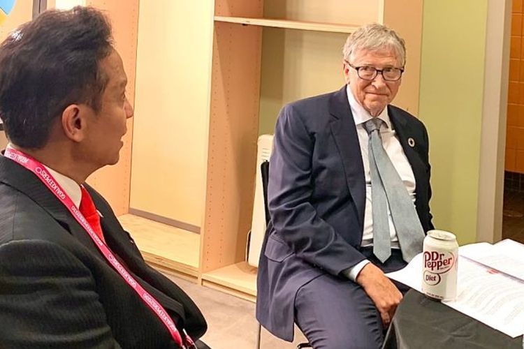Indonesia's Health Minister Budi Gunadi Sadikin (left) during a discussion with Bill Gates on the sidelines of the 77th session of the United Nations General Assembly (UNGA) and the Global Fund Replenishment Conference in New York on September 20, 2022.