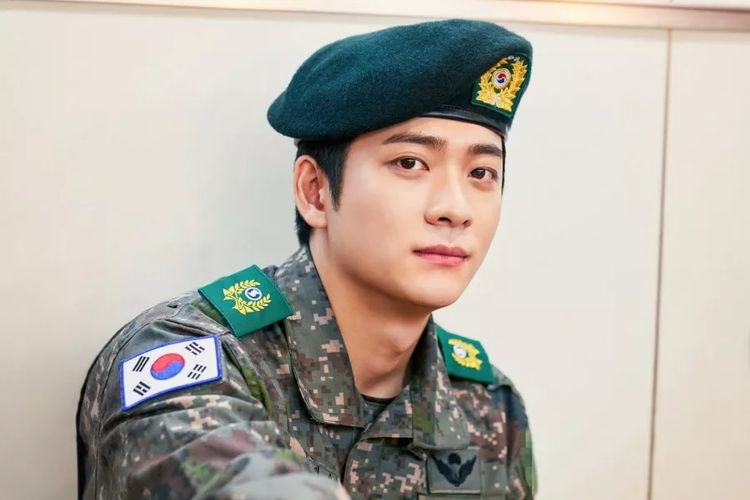 Aktor Korea Selatan Kang Tae Oh mendapat tugas sebagai instruktur saat menjalani wajib militer.