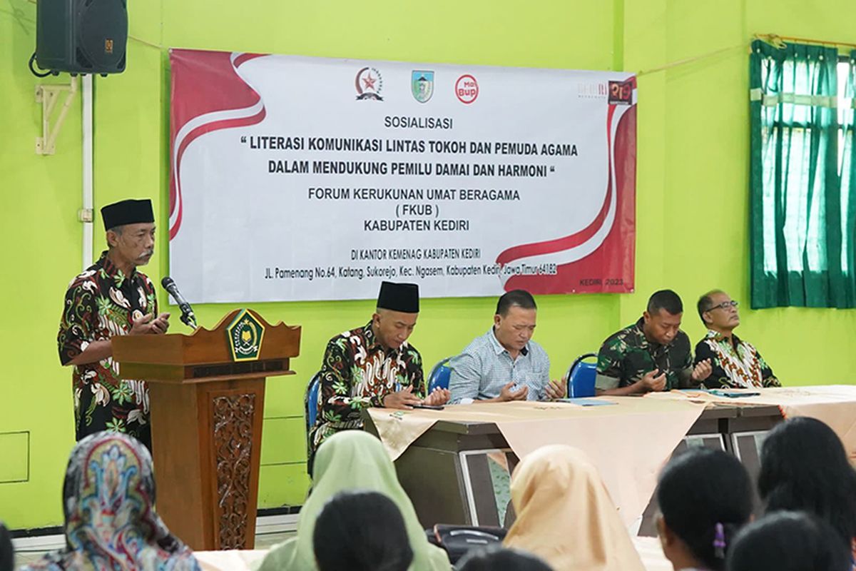 Kepala Bakesbangpol Kabupaten Kediri Yuli Marwantoko mewakili Bupati Kediri Mas Dhito memberikan materi pada Literasi Komunikasi Lintas Tokoh dan Pemuda Agama, Sabtu (15/4/2023). 
