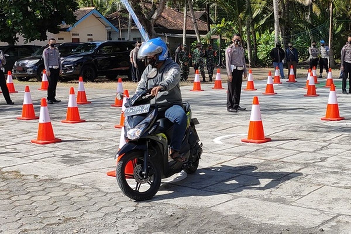 Polres Kulon Progo, Daerah Istimewa Yogyakarta, melebarkan layanan penerbitan SIM. Selama ini, penerbitan SIM hanya dilakukan di gedung yang berada di kota. Kali ini, Polres Kulon Progo  membuka layanan di pedesaan. Polres mengerahkan armada SIM Keliling di balai desa-balai desa. Tampak salah  satu peserta uji SIM C mencoba track uji praktek di halaman kantor Kalurahan Bugel, Kapanewon Panjatan.