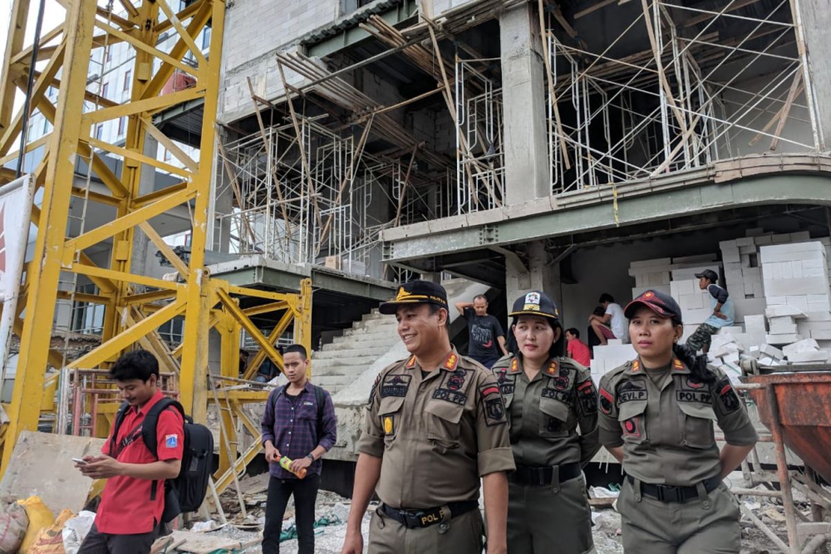Pembongkaran gedung hotel yang melanggar GSB di Jalan Kemang Raya No. 4 RT 13 RW 01, Bangka, Mampang Prapatan, Jakarta Selatan pada Senin (18/2/2019).