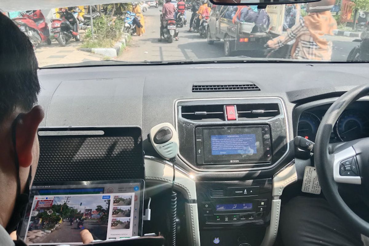 Pihak kepolisian terus memantau ketertiban berlalu lintas para pengendara di Lamongan, Jawa Timur melalui ETLE. *** Local Caption *** Pihak kepolisian terus memantau ketertiban berlalu lintas para pengendara di Lamongan, Jawa Timur melalui ETLE.