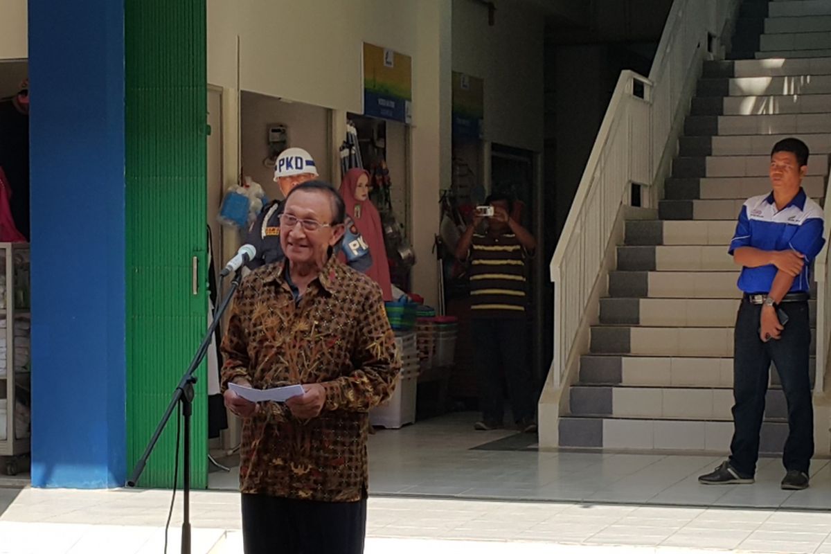 Pedagang Pasar Walang Baru di Rawa Badak Selatan, Koja, Jakarta Utara, Edi Tampubolon, mengeluhkan sepinya kondisi pasar di hadapan Gubernur DKI Jakarta Djarot Saiful Hidayat, Kamis (24/8/2017).