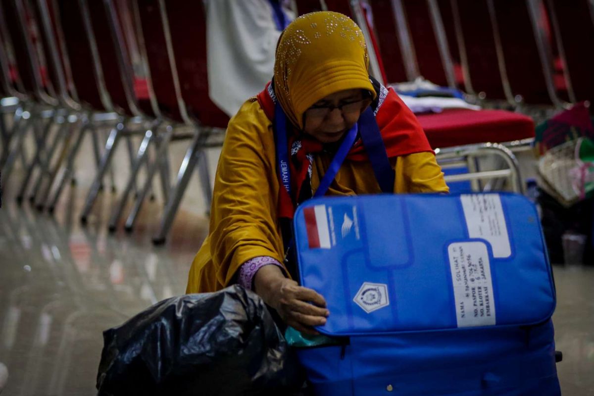 Calon jemaah haji Kelompok Terbang (Kloter) 6 mengemas barang bawaan di Asrama Haji Pondok Gede, Jakarta, Rabu (18/7/2018). Sebanyak 24.524 calon jemaah haji dan 315 petugas akan diberangkatkan dari Asrama Haji embarkasi Jakarta.